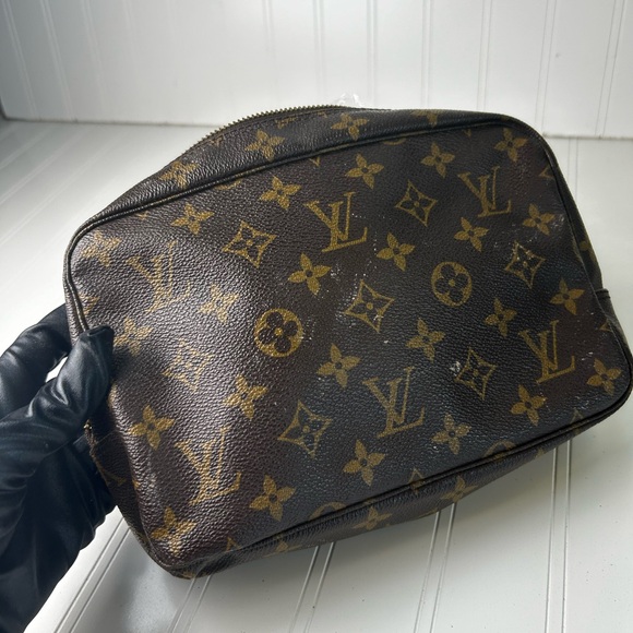 Genuine Louis Vuitton Trousse 23 Unisex
Brown Monogram Canvas Cosmetic Bag - Picture 6 of 14